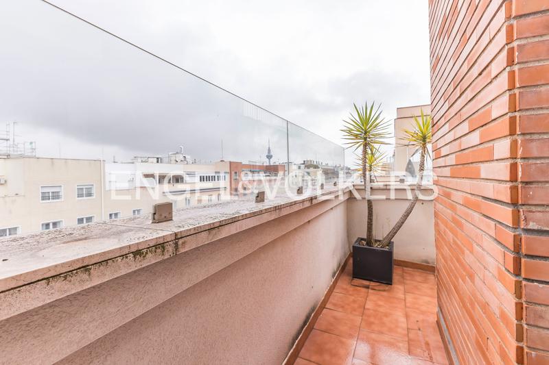 Foto e30d6924-5fd3-4bde-8eb5-7eb2fc33b444. Apartamento ático exterior con terraza en retiro en Madrid
