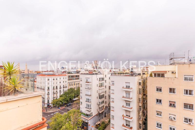 Foto f674ebc8-3c79-4711-861e-12e96ff56f12. Apartamento ático exterior con terraza en retiro en Madrid