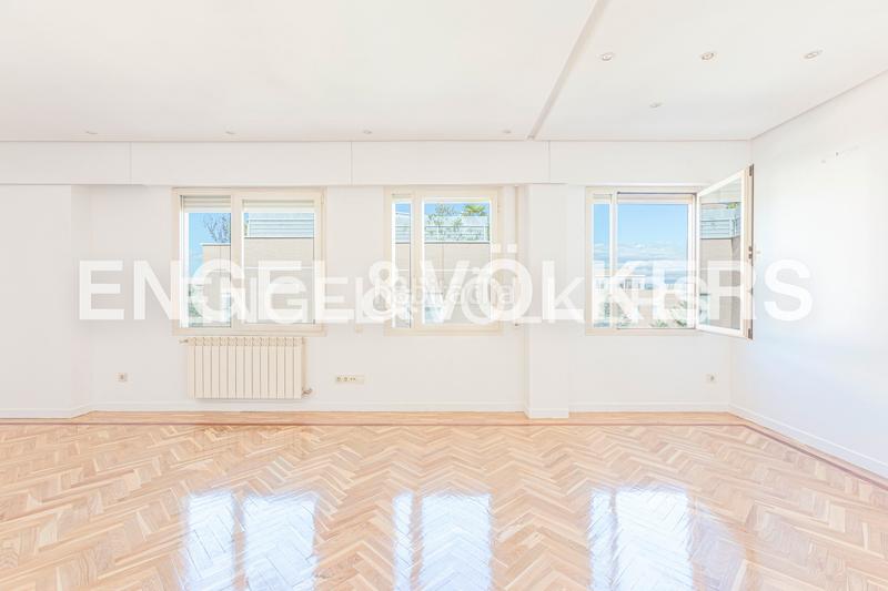 Foto 058c06a2-8050-44e1-973d-1aadf1c1b9d9. Alquiler ático fabuloso atico duplex con fabulosa terraza y vistas despejadas en av. Valdemarín en Madrid