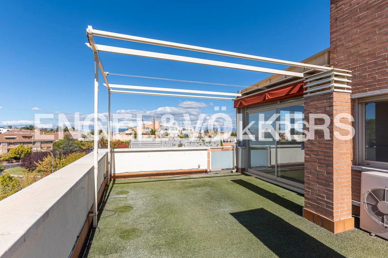 Foto 1eb70886-b1c4-448b-ac8c-d33a5f359346. Alquiler ático fabuloso atico duplex con fabulosa terraza y vistas despejadas en av. Valdemarín en Madrid