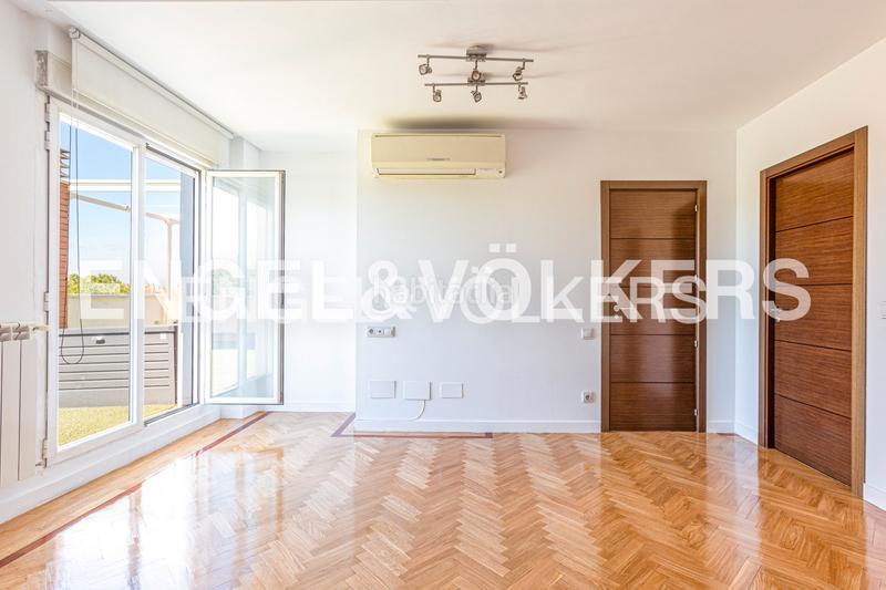 Foto 26d408b5-aaf3-4d3c-992f-55ac878467a6. Alquiler ático fabuloso atico duplex con fabulosa terraza y vistas despejadas en av. Valdemarín en Madrid