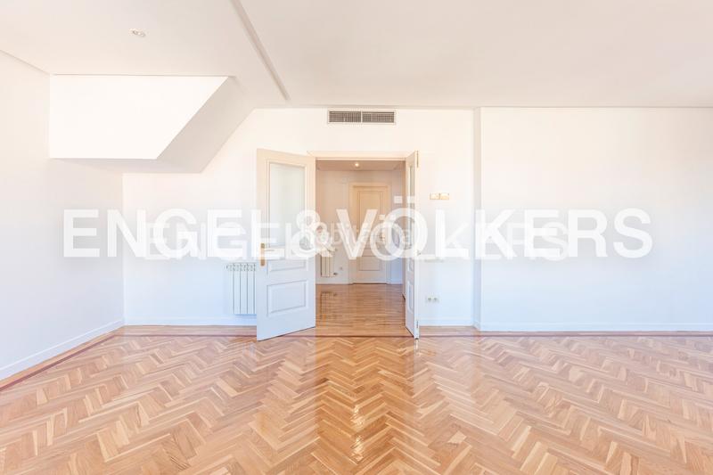 Foto 33516804-a1af-4393-9474-8605162be16d. Alquiler ático fabuloso atico duplex con fabulosa terraza y vistas despejadas en av. Valdemarín en Madrid