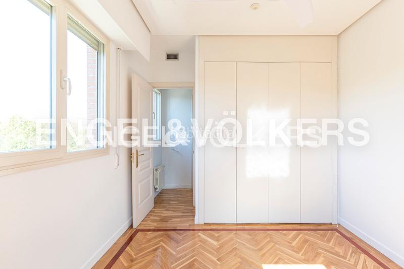 Foto 481aa7ab-c1ec-446c-b2a2-87116d08518a. Alquiler ático fabuloso atico duplex con fabulosa terraza y vistas despejadas en av. Valdemarín en Madrid