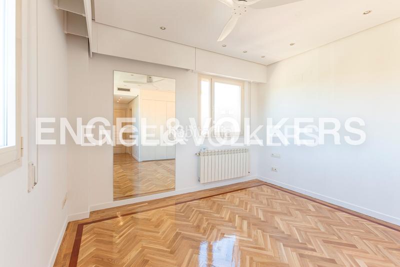 Foto 9723f589-9884-4b42-a80d-8850a8ac0f15. Alquiler ático fabuloso atico duplex con fabulosa terraza y vistas despejadas en av. Valdemarín en Madrid