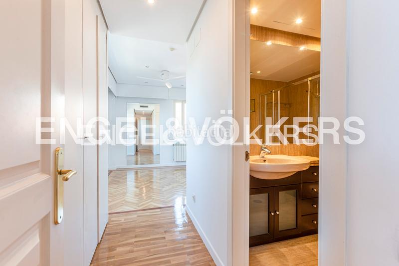 Foto bc54e3e2-e3ae-4cc0-965b-5fee094f1c34. Alquiler ático fabuloso atico duplex con fabulosa terraza y vistas despejadas en av. Valdemarín en Madrid