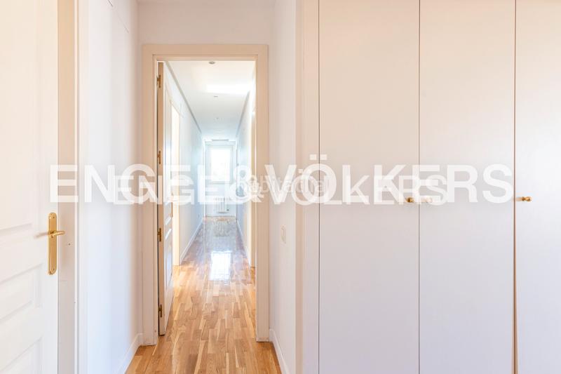 Foto 25943a9d-1f09-4fae-ace4-08ad76be5733. Rent penthouse with heating parking pool in Valdemarín Madrid