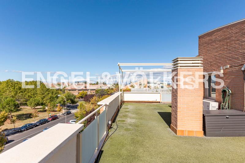 Foto 2cc2e21d-7cde-449c-b7a6-d3ed56708397. Rent penthouse with heating parking pool in Valdemarín Madrid