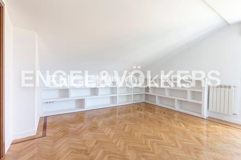 Foto 552c36eb-0ae4-408c-9d32-1f732f89f555. Rent penthouse with heating parking pool in Valdemarín Madrid