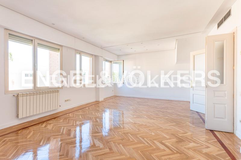 Foto 5de8534f-829b-41f1-a401-0dec8422f0a3. Rent penthouse with heating parking pool in Valdemarín Madrid