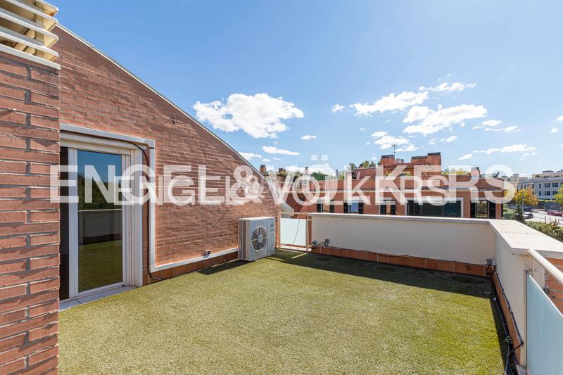 Foto 6ccbfc79-919b-4f84-b9d1-5880a677d939. Rent penthouse with heating parking pool in Valdemarín Madrid
