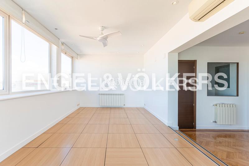 Foto 92899ee9-944d-4118-91b3-87d0c4e5cae9. Rent penthouse with heating parking pool in Valdemarín Madrid