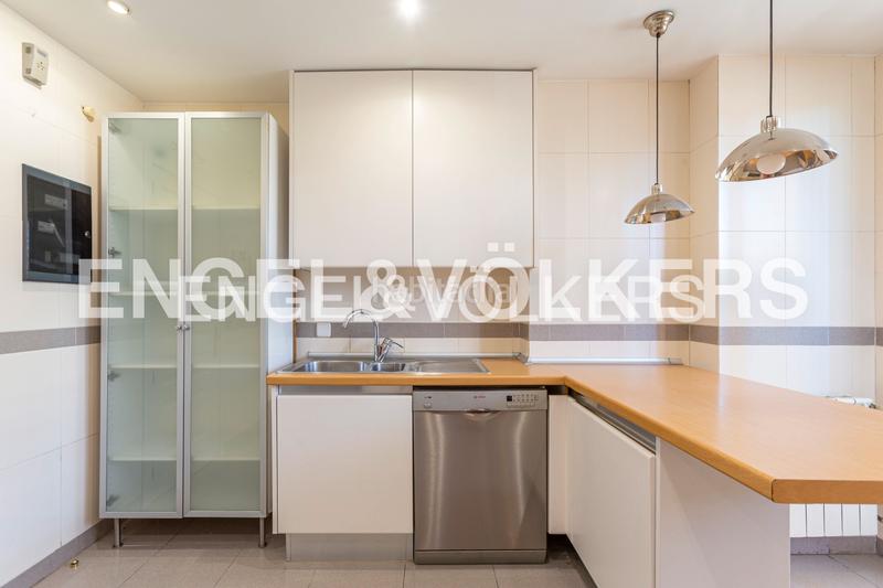 Foto a9c9ebf2-85d3-42aa-b731-9295432ca96c. Rent penthouse with heating parking pool in Valdemarín Madrid