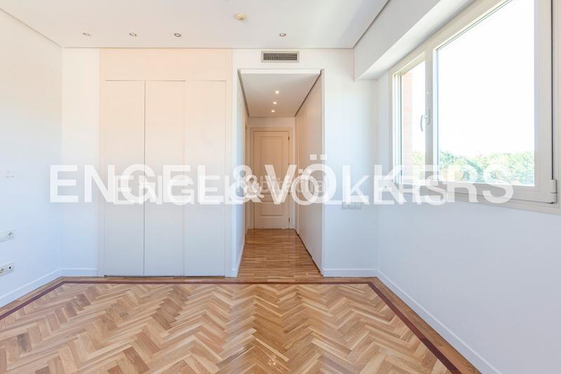 Foto c694512f-9d93-42ab-a89b-975de7f12ef6. Rent penthouse with heating parking pool in Valdemarín Madrid