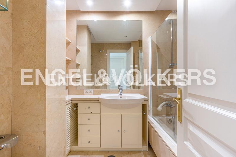 Foto d2c6535f-4190-48d9-b9a6-fe0bb08b8bb5. Rent penthouse with heating parking pool in Valdemarín Madrid