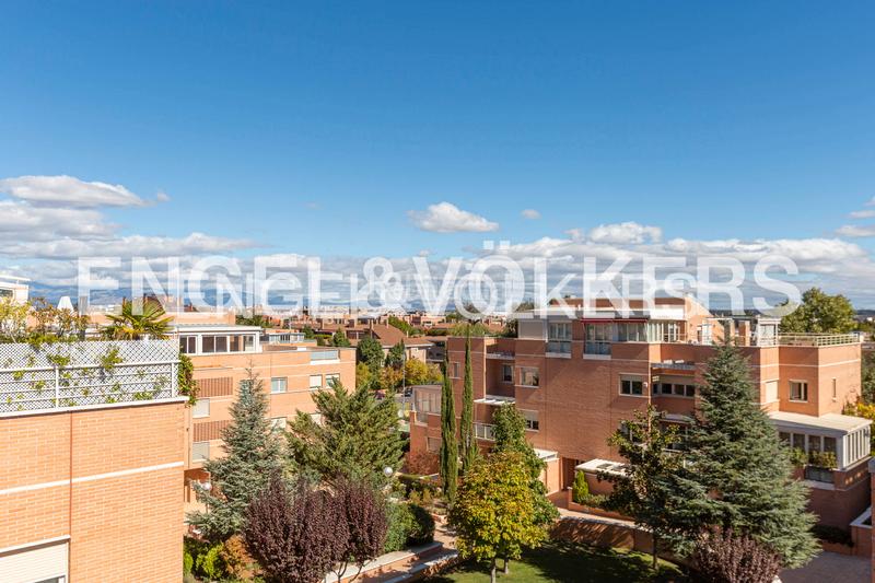 Foto e6d43e60-ec3a-41c9-b90a-924fe737940c. Rent penthouse with heating parking pool in Valdemarín Madrid