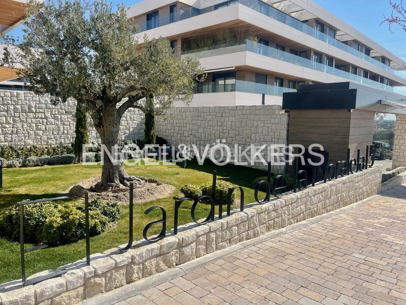 Foto 086b7897-ceff-4064-a509-8b0fff9d8659. Attico con riscaldamento parcheggio piscina in urbanización La Moraleja La Moraleja