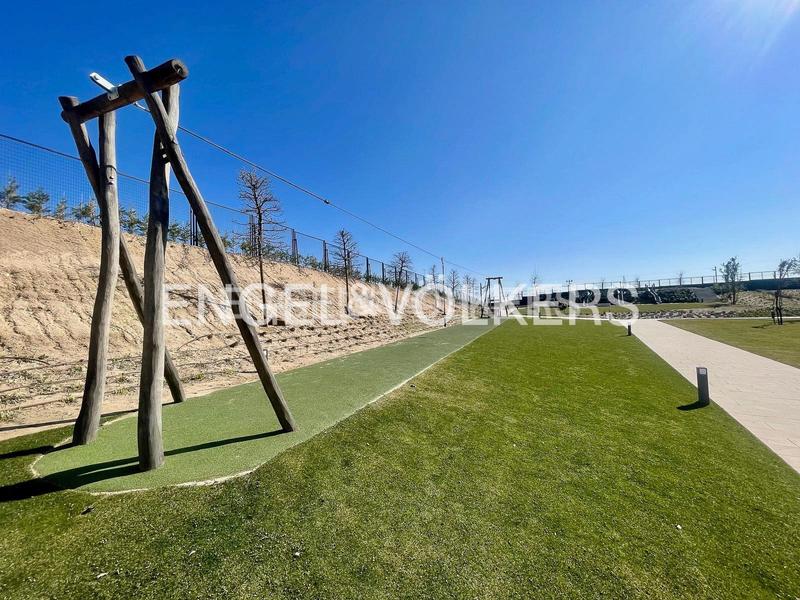 Foto 135af7ec-d43b-4dde-9b1b-3f31545074a1. Attico con riscaldamento parcheggio piscina in urbanización La Moraleja La Moraleja