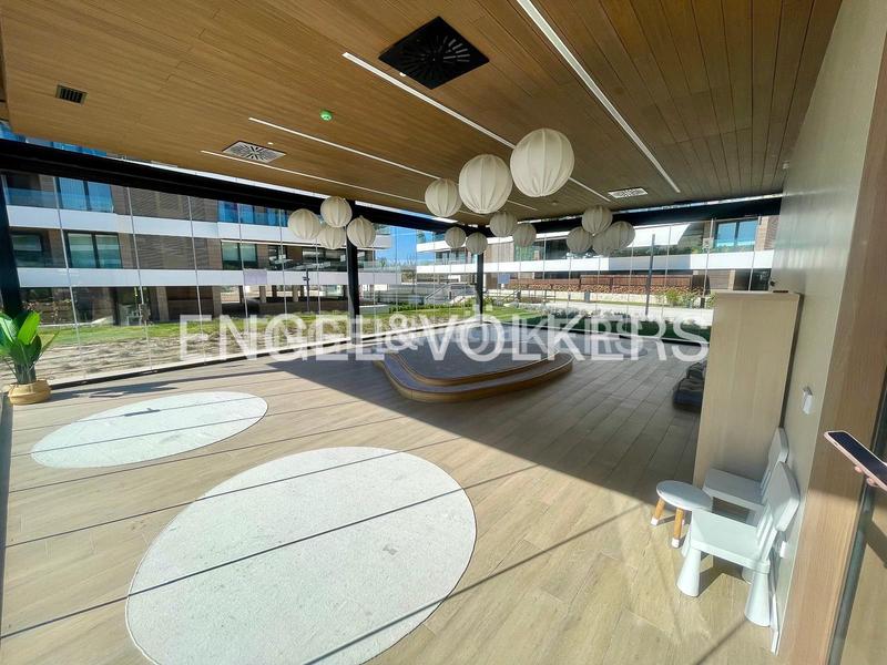 Foto 184c420d-a798-41a2-a3fd-07b6a57cdf1d. Attico con riscaldamento parcheggio piscina in urbanización La Moraleja La Moraleja