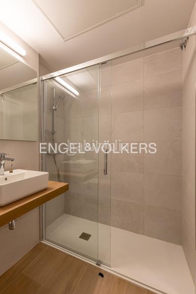 Foto 228e5d68-df3f-4c7b-a8a5-706bb6507138. Attico con riscaldamento parcheggio piscina in urbanización La Moraleja La Moraleja