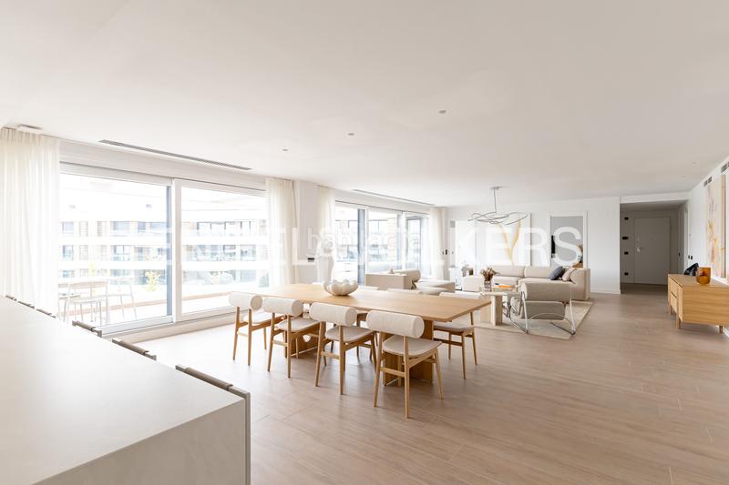 Foto 2db6fd6e-19aa-4700-9c7f-ee597729566f. Attico con riscaldamento parcheggio piscina in urbanización La Moraleja La Moraleja