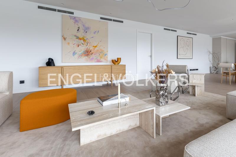 Foto 40cbc4b2-a746-409d-bb19-ffe7639a9b86. Attico con riscaldamento parcheggio piscina in urbanización La Moraleja La Moraleja