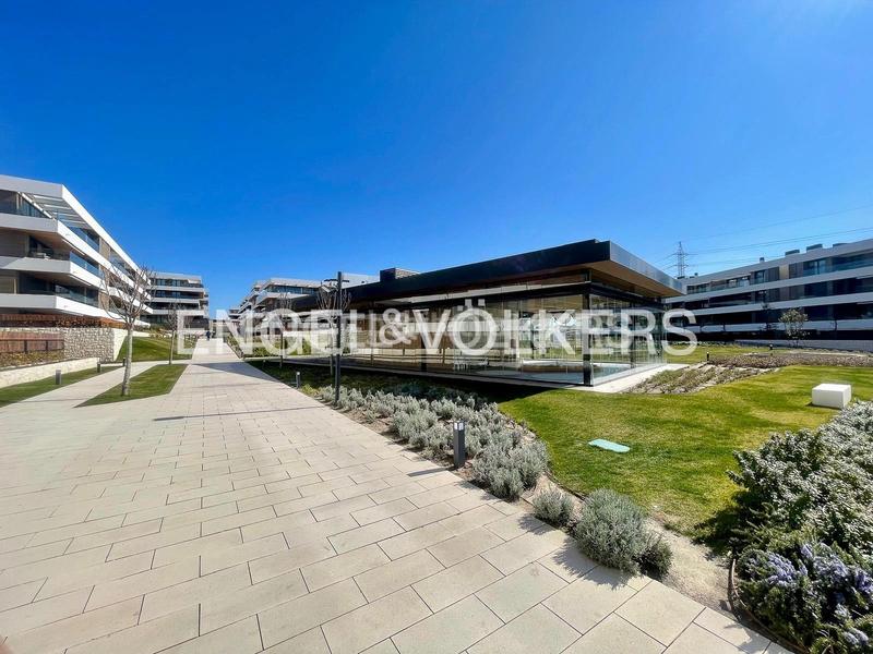 Foto 48d155d9-ed19-4fe7-a90d-6fdbfafad68b. Attico con riscaldamento parcheggio piscina in urbanización La Moraleja La Moraleja