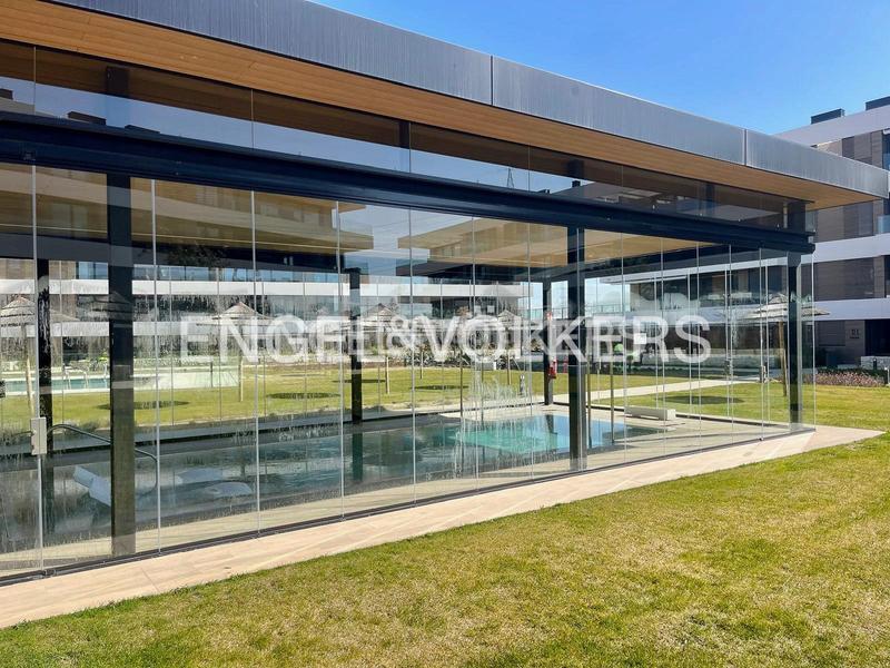 Foto 553c3cba-3613-40db-9420-9bf8588323e8. Attico con riscaldamento parcheggio piscina in urbanización La Moraleja La Moraleja