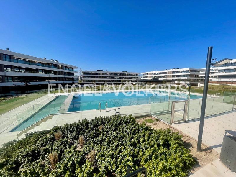 Foto 5cc43cfe-d43d-4293-a9d9-50d80a23bd0c. Attico con riscaldamento parcheggio piscina in urbanización La Moraleja La Moraleja