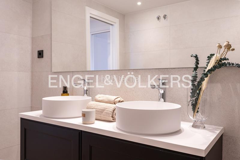 Foto 5cd42437-daaa-4efc-8921-e2d5501c2b0c. Attico con riscaldamento parcheggio piscina in urbanización La Moraleja La Moraleja