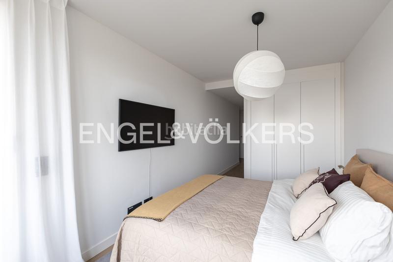 Foto 5f479452-90d6-45fa-8654-7a5d5ccf9fd7. Attico con riscaldamento parcheggio piscina in urbanización La Moraleja La Moraleja