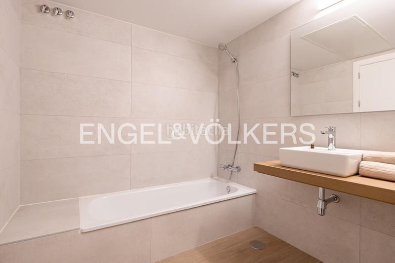 Foto 60bd6e29-98bf-40d8-ab2d-5d8b4a88e29c. Attico con riscaldamento parcheggio piscina in urbanización La Moraleja La Moraleja