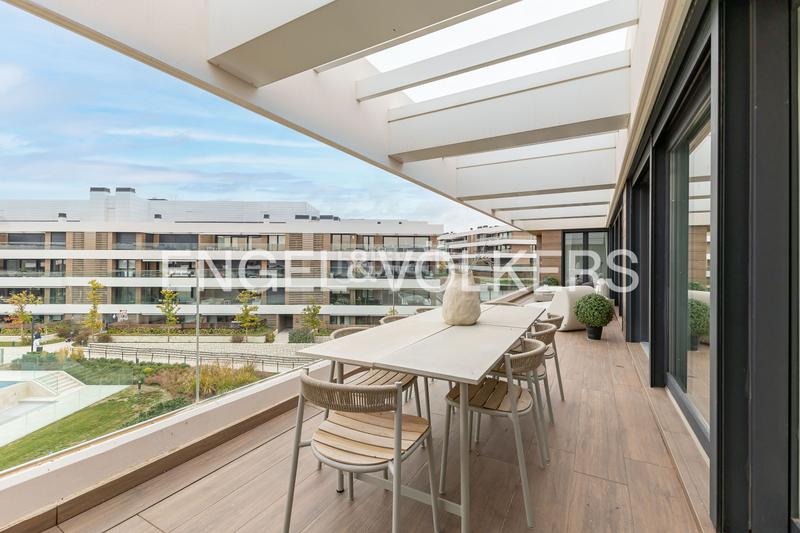 Foto 64ca274c-a738-44b1-9275-653a1e491cd3. Attico con riscaldamento parcheggio piscina in urbanización La Moraleja La Moraleja