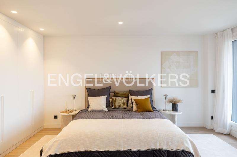 Foto 6adfb1c2-d7fb-4462-9dd9-0727fbd4a628. Attico con riscaldamento parcheggio piscina in urbanización La Moraleja La Moraleja