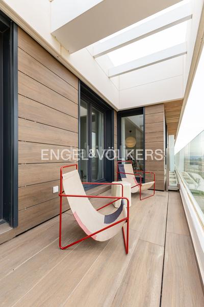 Foto 6b217b05-a622-4e9e-a356-de57da2ec573. Attico con riscaldamento parcheggio piscina in urbanización La Moraleja La Moraleja