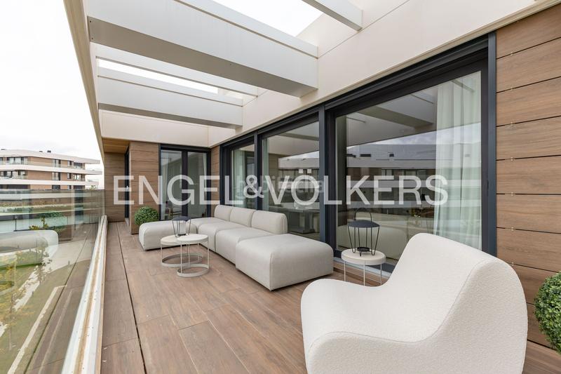 Foto 703a36de-ba35-47b6-8022-8849cc6bd2d2. Attico con riscaldamento parcheggio piscina in urbanización La Moraleja La Moraleja