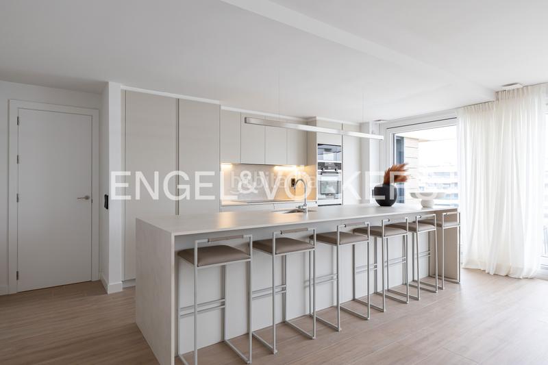 Foto 71d26f17-e803-450c-86fc-809da56002d2. Attico con riscaldamento parcheggio piscina in urbanización La Moraleja La Moraleja