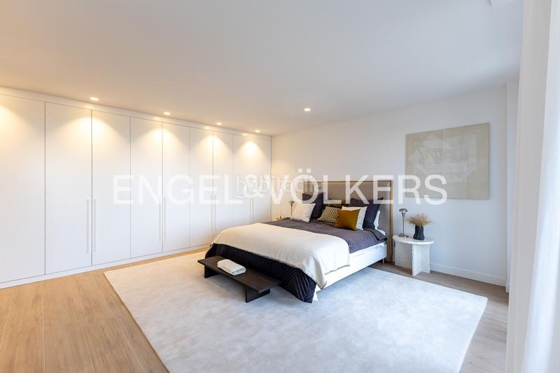 Foto 7461e93b-6e96-4794-8c5d-8b846fdac0f3. Attico con riscaldamento parcheggio piscina in urbanización La Moraleja La Moraleja