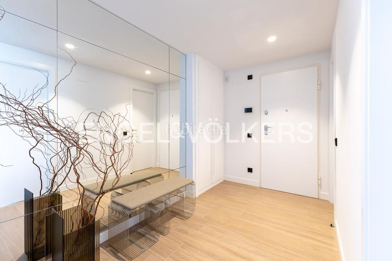 Foto 7f69b9ee-b0fb-4ebb-b45e-21d7416f97ff. Attico con riscaldamento parcheggio piscina in urbanización La Moraleja La Moraleja