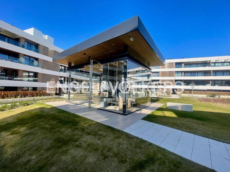 Foto 80c0d95d-0fc7-4916-8728-20e973403bfa. Attico con riscaldamento parcheggio piscina in urbanización La Moraleja La Moraleja