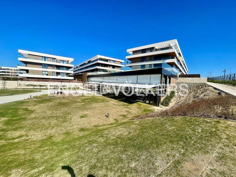 Foto 821e390c-a66b-4ab3-8826-a37bd0bf7612. Attico con riscaldamento parcheggio piscina in urbanización La Moraleja La Moraleja