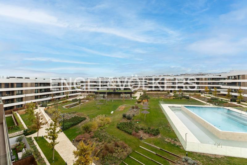 Foto 87d83106-ee0a-42fb-bd44-688c9ebe8d1f. Attico con riscaldamento parcheggio piscina in urbanización La Moraleja La Moraleja