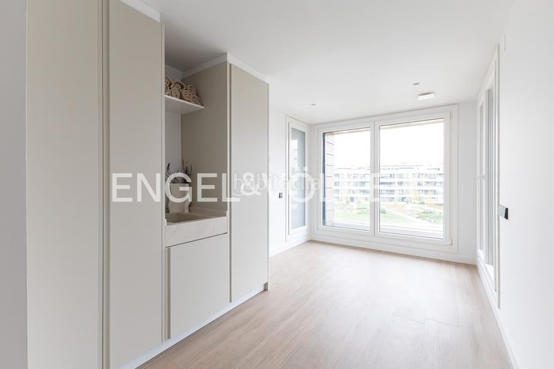 Foto 8949c11e-9ee1-42bd-bf0f-02470dd666a3. Attico con riscaldamento parcheggio piscina in urbanización La Moraleja La Moraleja