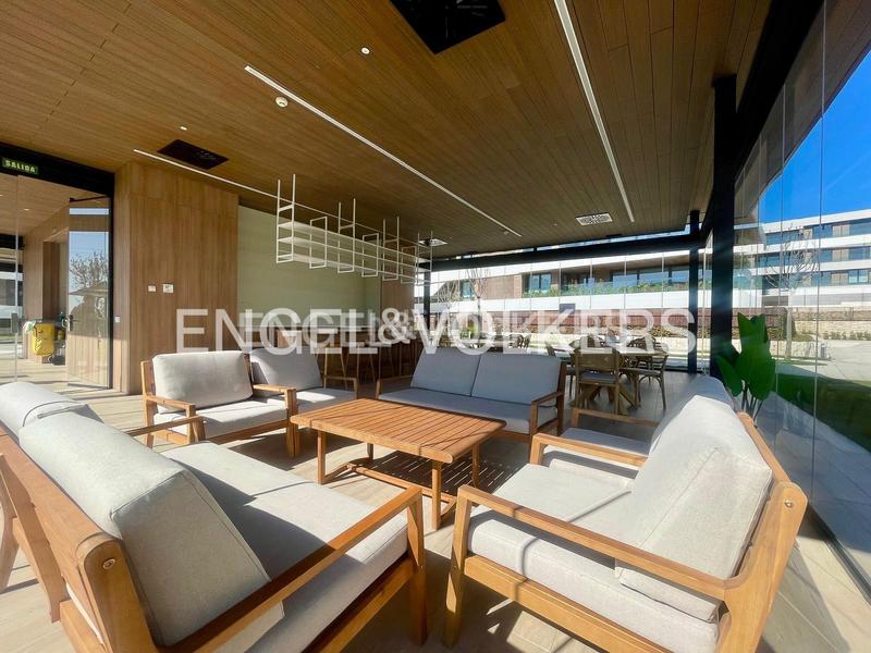 Foto 90dfee93-6de7-4624-bd61-71eea43e04e0. Attico con riscaldamento parcheggio piscina in urbanización La Moraleja La Moraleja