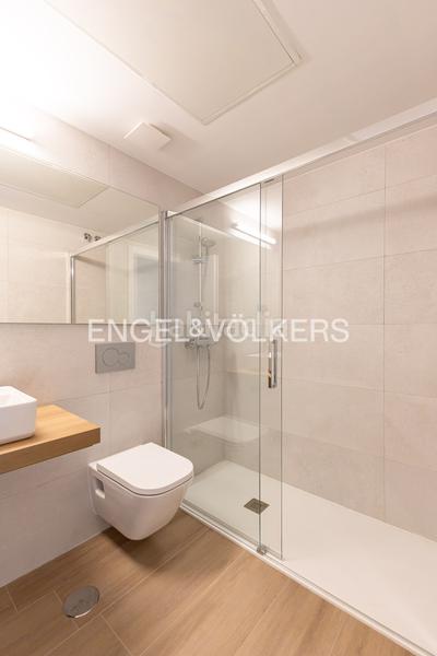 Foto 92420c1a-2a2f-4aea-84de-6b16164cf42a. Attico con riscaldamento parcheggio piscina in urbanización La Moraleja La Moraleja