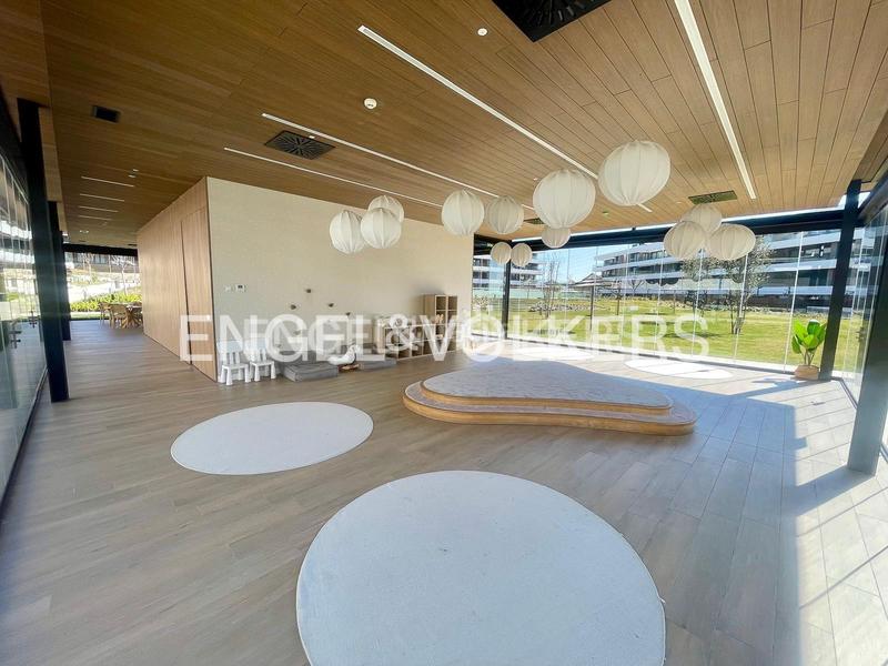 Foto 9a3ee290-db2d-4864-9b29-f55bed66de00. Attico con riscaldamento parcheggio piscina in urbanización La Moraleja La Moraleja