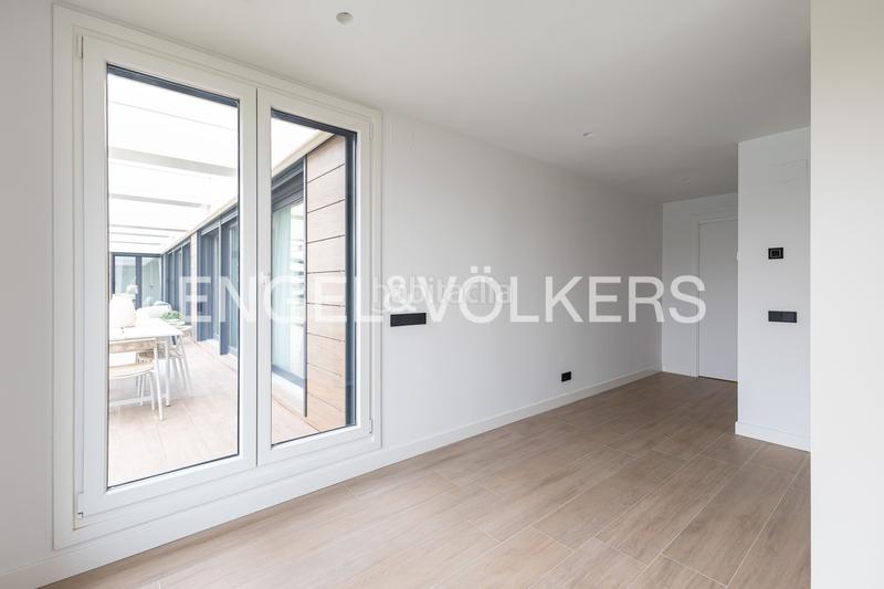 Foto 9b2aa921-cfb5-4fdf-8ab8-a228b60a265e. Attico con riscaldamento parcheggio piscina in urbanización La Moraleja La Moraleja