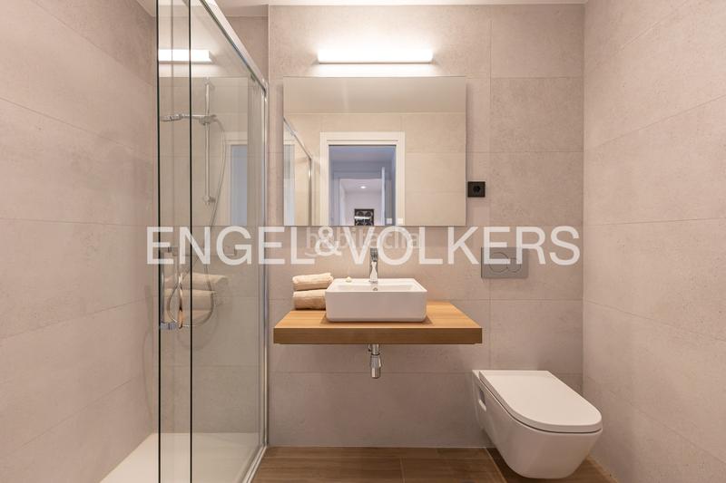 Foto 9bc18475-0740-46f6-9dd4-fb79af94ac93. Attico con riscaldamento parcheggio piscina in urbanización La Moraleja La Moraleja