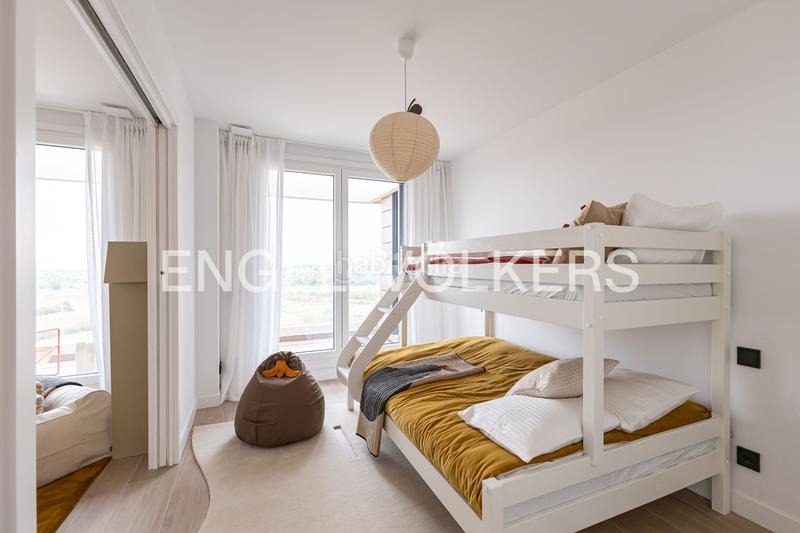 Foto a1845964-ce01-4a02-bc02-4d5a6315ee5e. Attico con riscaldamento parcheggio piscina in urbanización La Moraleja La Moraleja