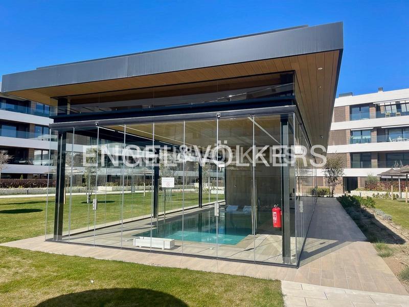 Foto a3be261a-65d5-4d14-92e3-6c337d480d02. Attico con riscaldamento parcheggio piscina in urbanización La Moraleja La Moraleja
