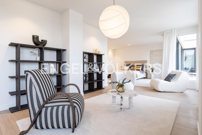 Foto bdfbfaf8-48a2-4e96-aa14-6583b52eb25f. Attico con riscaldamento parcheggio piscina in urbanización La Moraleja La Moraleja